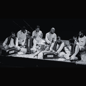 Un grup musical de percussions sobre l'escenari